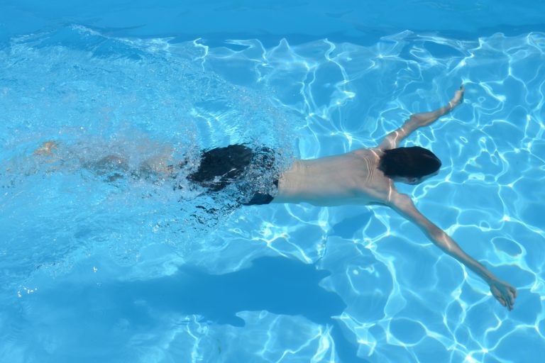 image d'un enfant qui nage sous l'eau